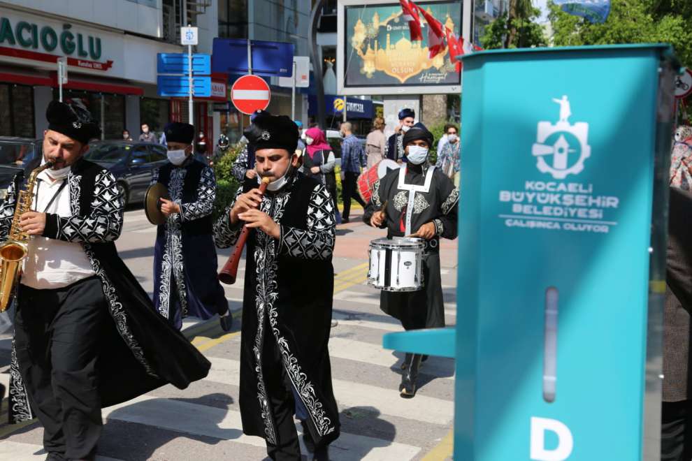 Kocaeli’de de Büyükşehir Belediyesi Mehteran Takımı, İzmit Yürüyüş Yolu’nda marşlar eşliğinde yürüyerek vatandaşlara doyumsuz bir konser verdi.