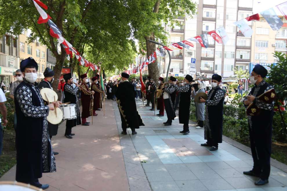 Kocaeli’de de Büyükşehir Belediyesi Mehteran Takımı, İzmit Yürüyüş Yolu’nda marşlar eşliğinde yürüyerek vatandaşlara doyumsuz bir konser verdi.