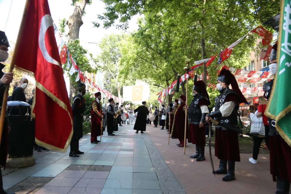 Kocaeli’de de Büyükşehir Belediyesi Mehteran Takımı, İzmit Yürüyüş Yolu’nda marşlar eşliğinde yürüyerek vatandaşlara doyumsuz bir konser verdi.