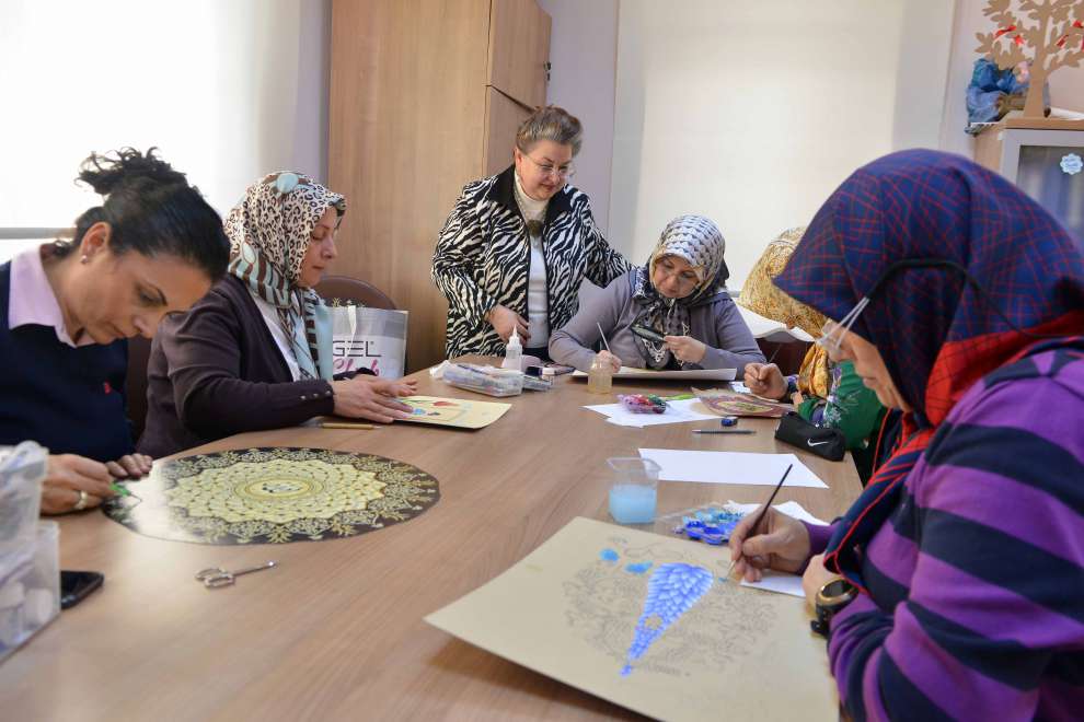 Minyatür ve Katı süsleme sanatlarını öğreniyorlar