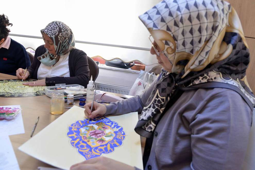 Minyatür ve Katı süsleme sanatlarını öğreniyorlar