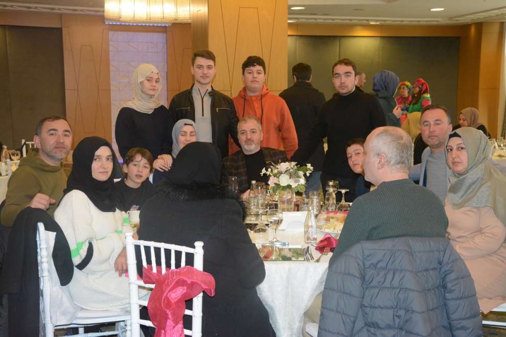 Muhammet Öztürk, kızı Öykü için düzenlediği yaş günü kutlamasında çok yakın aile dostlarını bir araya getirdi.