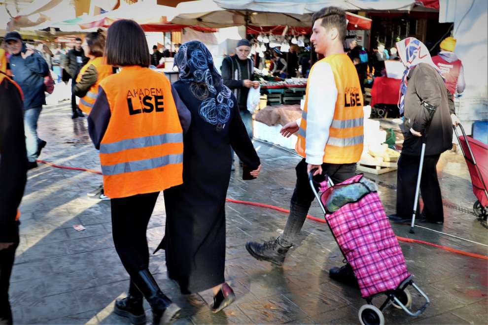 Öğrencilerden yaşlıların yüzünü güldüren yardım