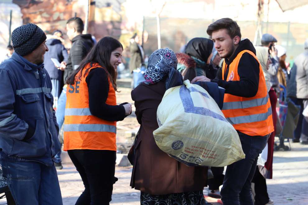 Öğrencilerden yaşlıların yüzünü güldüren yardım