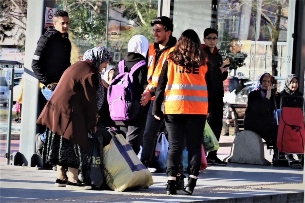 Öğrencilerden yaşlıların yüzünü güldüren yardım