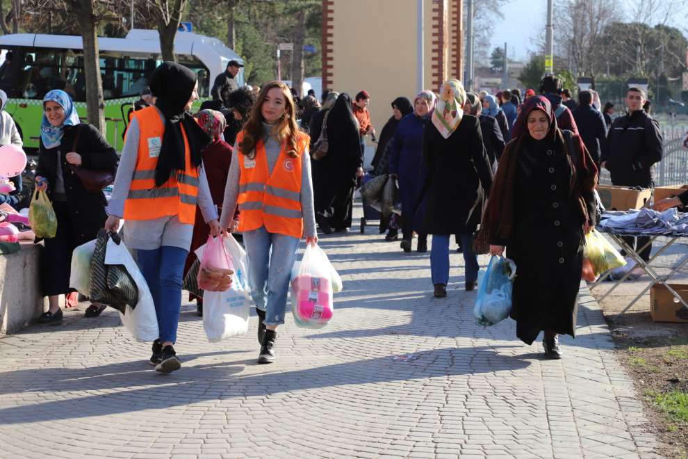 Öğrencilerden yaşlıların yüzünü güldüren yardım