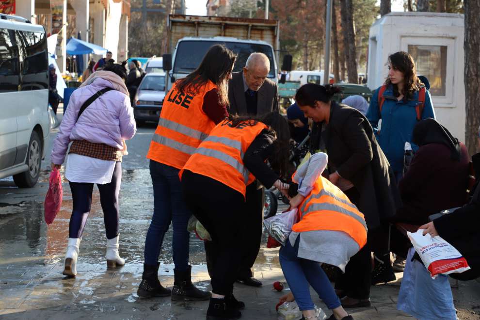 Öğrencilerden yaşlıların yüzünü güldüren yardım