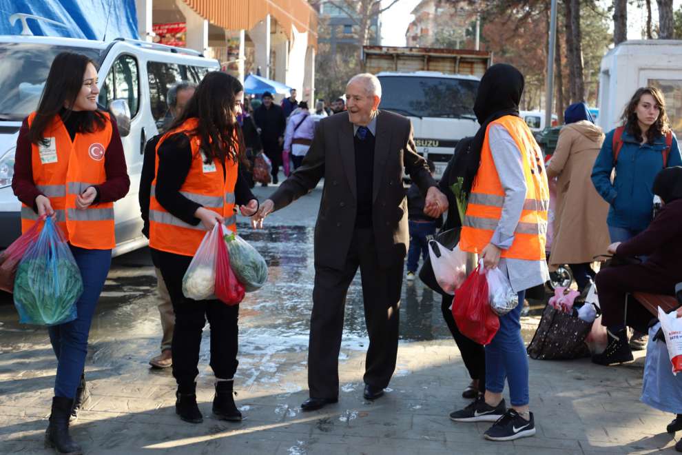 Öğrencilerden yaşlıların yüzünü güldüren yardım