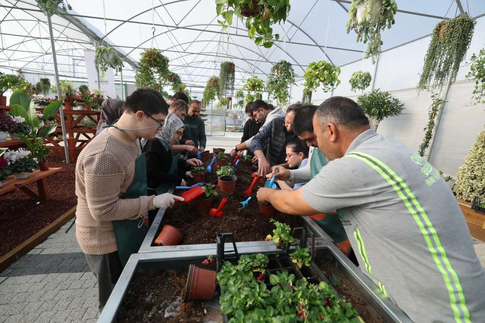 Özel bireyler, elleriyle hasat yapıp çiçek ekti