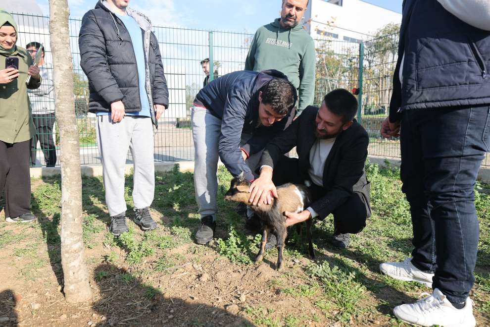 Özel bireyler, elleriyle hasat yapıp çiçek ekti