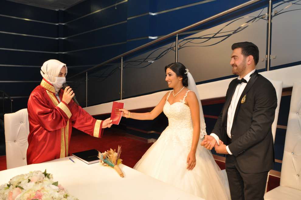 Sardünya Nikah Salonu'nda kıyılan nikah töreninde de sevenleri çiftleri yanlız bırakmadılar.