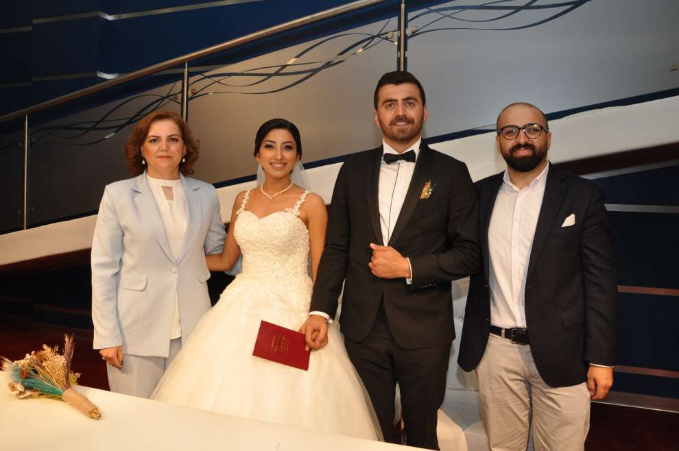 Sardünya Nikah Salonu'nda kıyılan nikah töreninde de sevenleri çiftleri yanlız bırakmadılar.