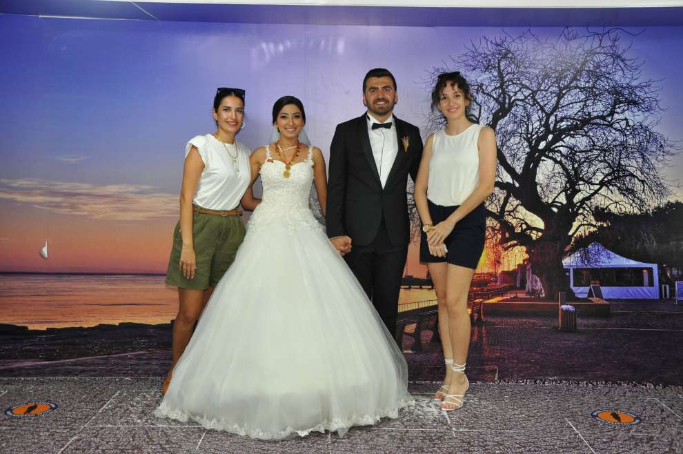 Sardünya Nikah Salonu'nda kıyılan nikah töreninde de sevenleri çiftleri yanlız bırakmadılar.