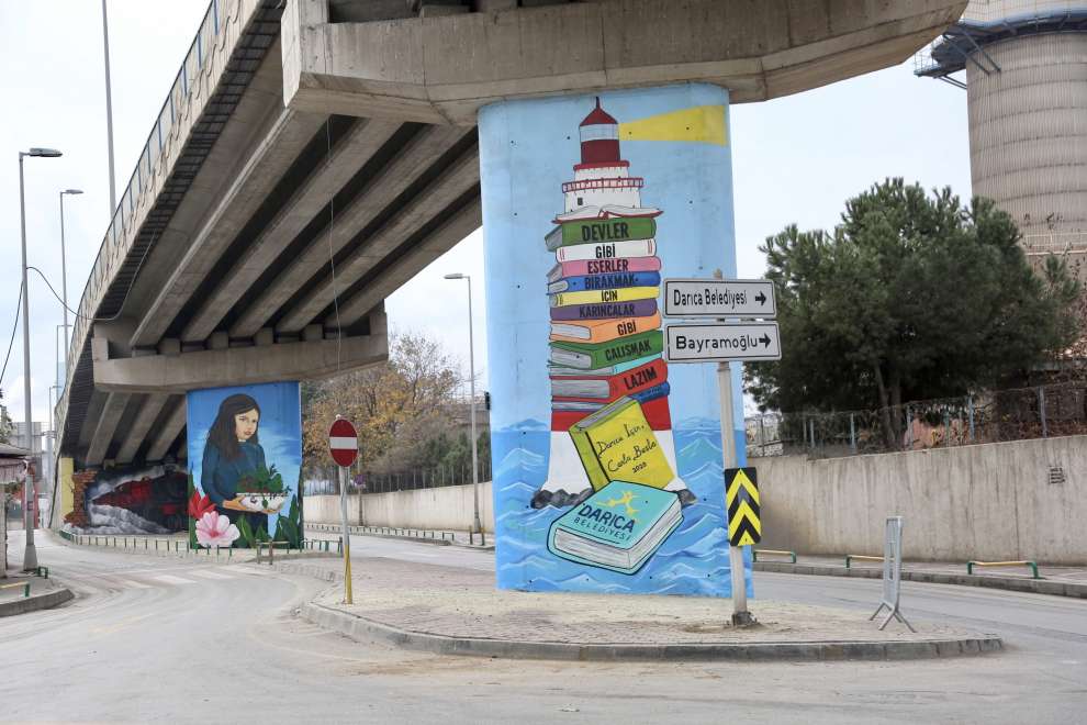 Şehri güzelleştirmek adına çalışmalar yapan ekipler, ilçe genelinde grafiti sanatıyla şehri güzelleştiriyor.