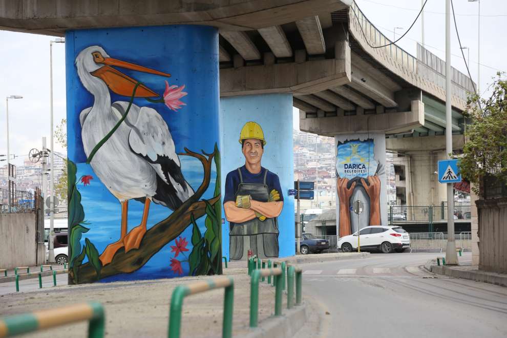 Şehri güzelleştirmek adına çalışmalar yapan ekipler, ilçe genelinde grafiti sanatıyla şehri güzelleştiriyor.