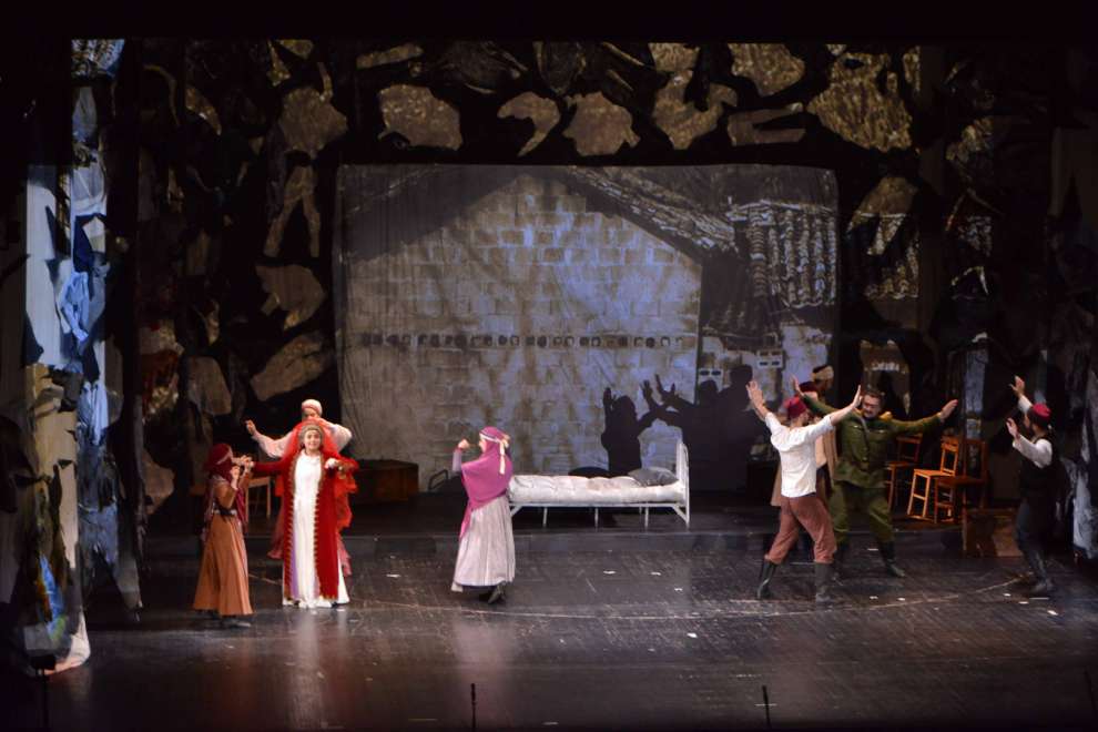 Sempozyum kitap lansmanı ve Kara Fatma Tiyatro gösterimi yapıldı.