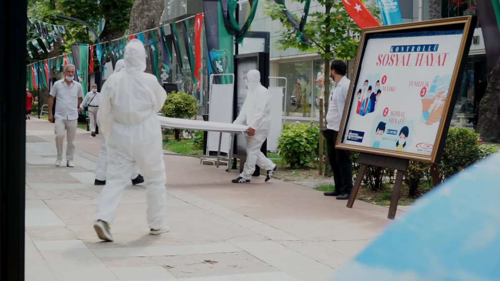 Sosyal deney ile doğru maske kullanımına dikkat çektiler.