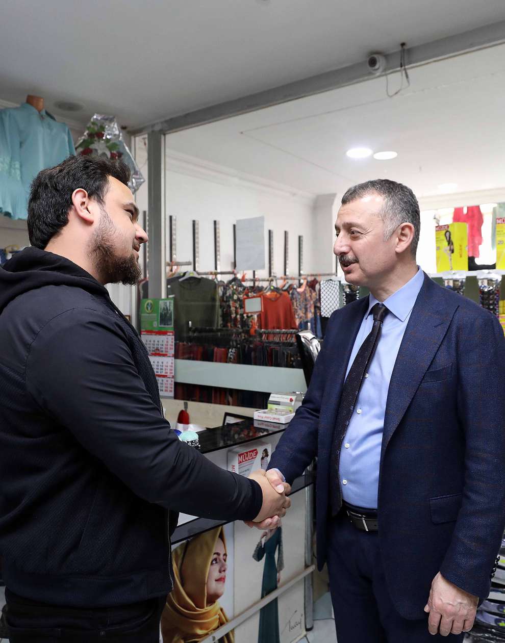 Tahir Büyükakın, Gebze Beylikbağı Mahallesi Ankara Caddesi’ndeki esnafları ziyaret etti.