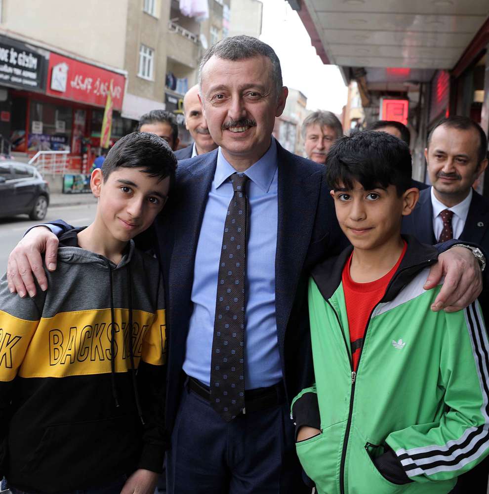 Tahir Büyükakın, Gebze Beylikbağı Mahallesi Ankara Caddesi’ndeki esnafları ziyaret etti.