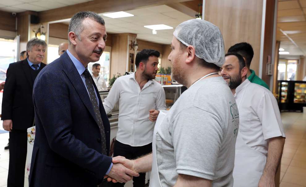 Tahir Büyükakın, Gebze Beylikbağı Mahallesi Ankara Caddesi’ndeki esnafları ziyaret etti.