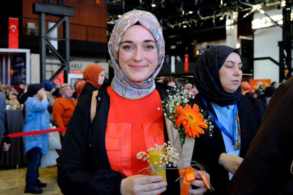 Turuncu balonlarla kadına şiddete ‘dur’ mesajı