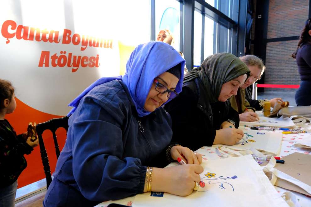 Turuncu balonlarla kadına şiddete ‘dur’ mesajı