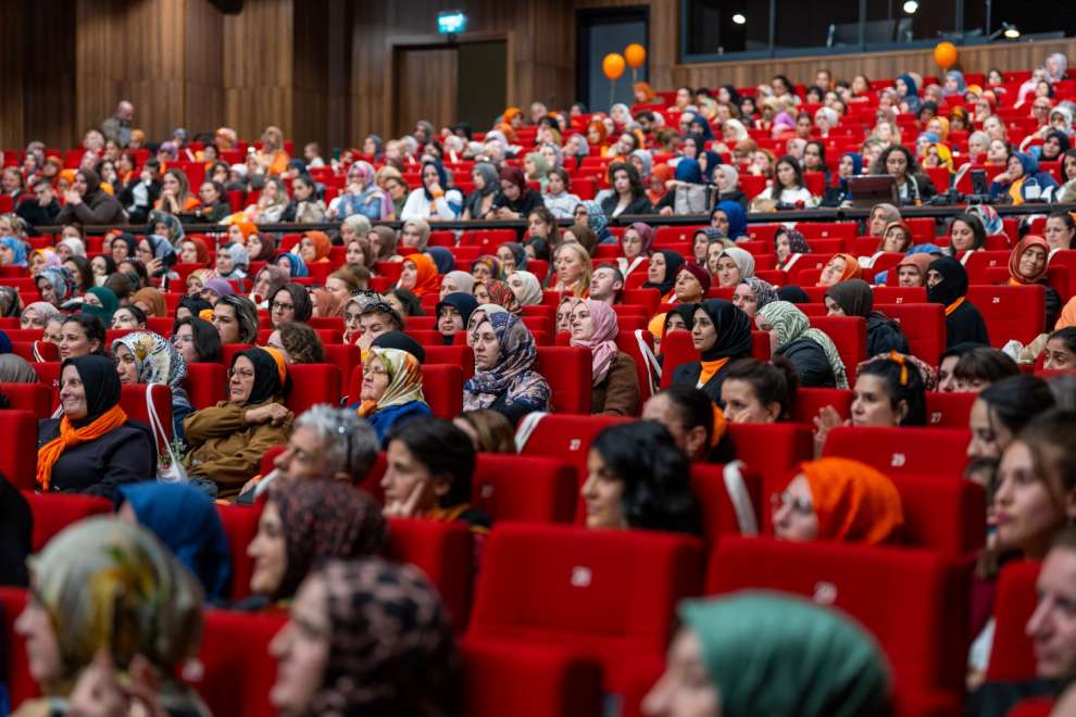 Turuncu balonlarla kadına şiddete ‘dur’ mesajı