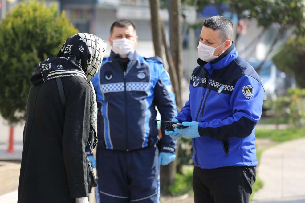 Zabıta, 65 yaş üstü vatandaşları evlerine yönlendirdi