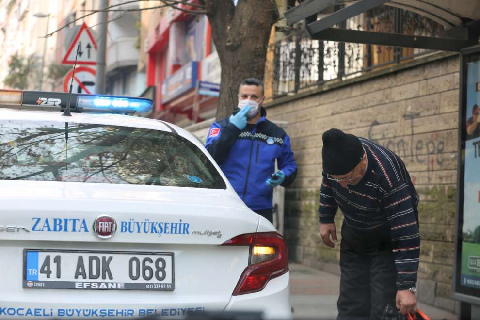 Zabıta, 65 yaş üstü vatandaşları evlerine yönlendirdi