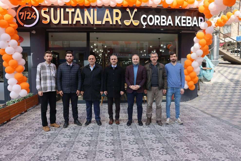 İşletme sahibi Ali Osman Gür'ün siyasi ve sanayici çevresi nedeniyle, Sultanlar çorba biran boş kalmadı.