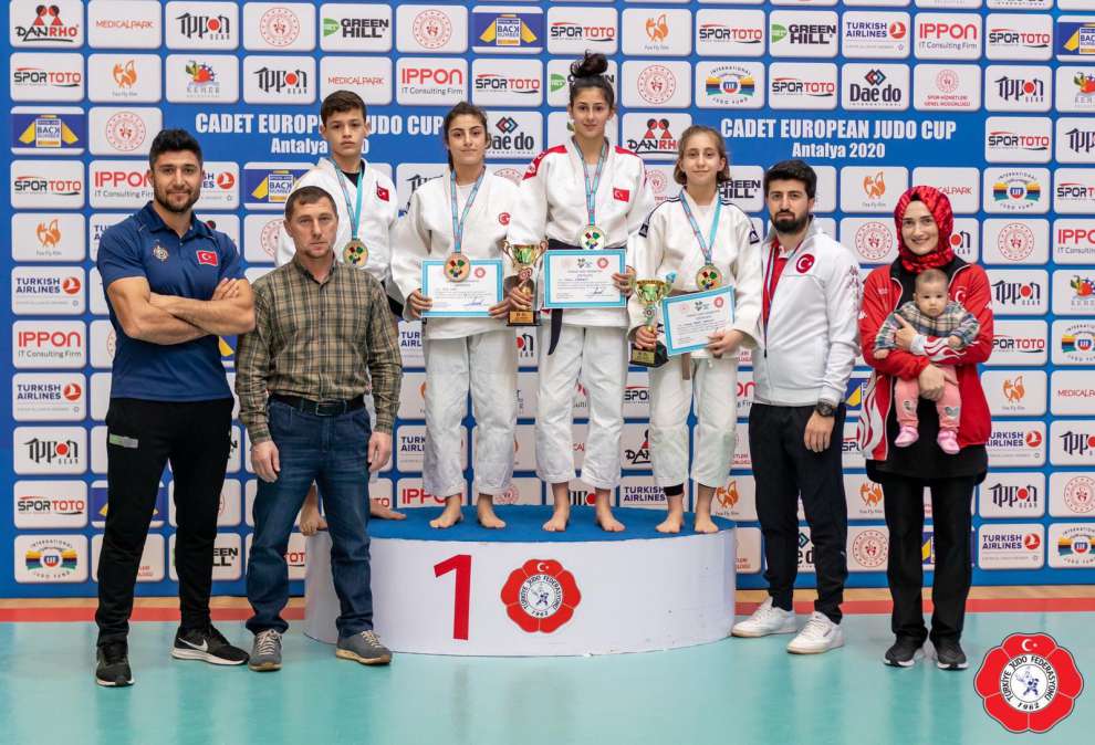 Büyükşehir Kağıtsporlu Judocular