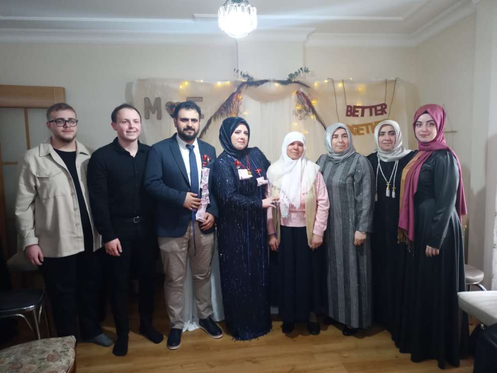 Ercan Sarıçam'ın edebiyatçı oğlu Eray Sarıçam, öğretmen Miray Akçay ile evlilik yolunda ilk adımı attılar. Gençlerin nişan yüzükleri aile arasında düzenlenen törenle takıldı.