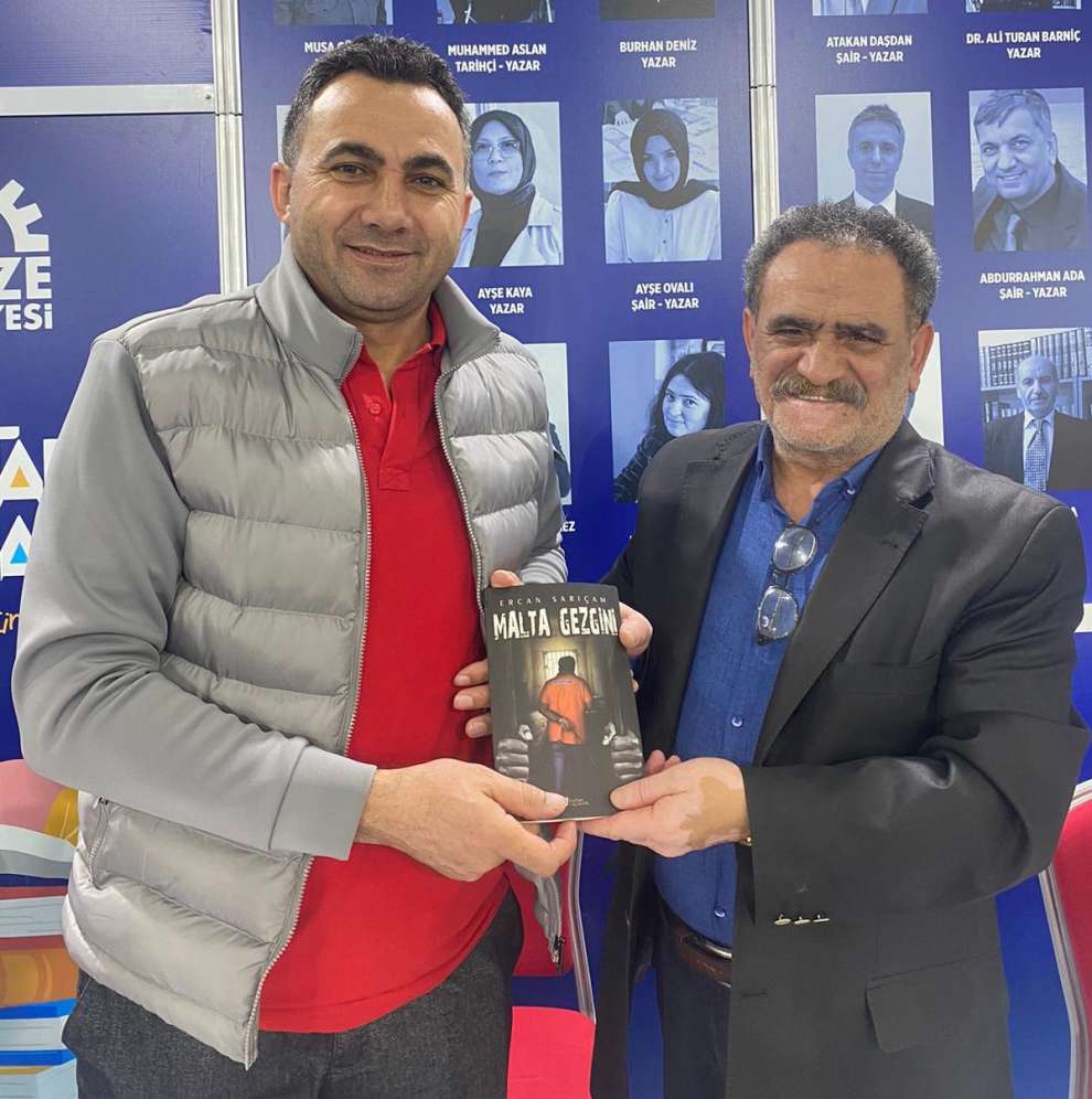 Gazeteci-Yazar Ercan Sarıçam, Gebze 2. Kitap Fuarı'nda kitap sevelerle buluştu.