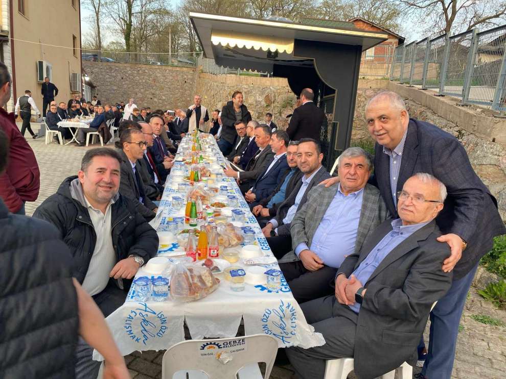 Hayırsever iş insanı Mehmet Başaran'ın katkılarıyla düzenlenen iftar daveti, Ahatlı Cami'nde gerçekleşti.