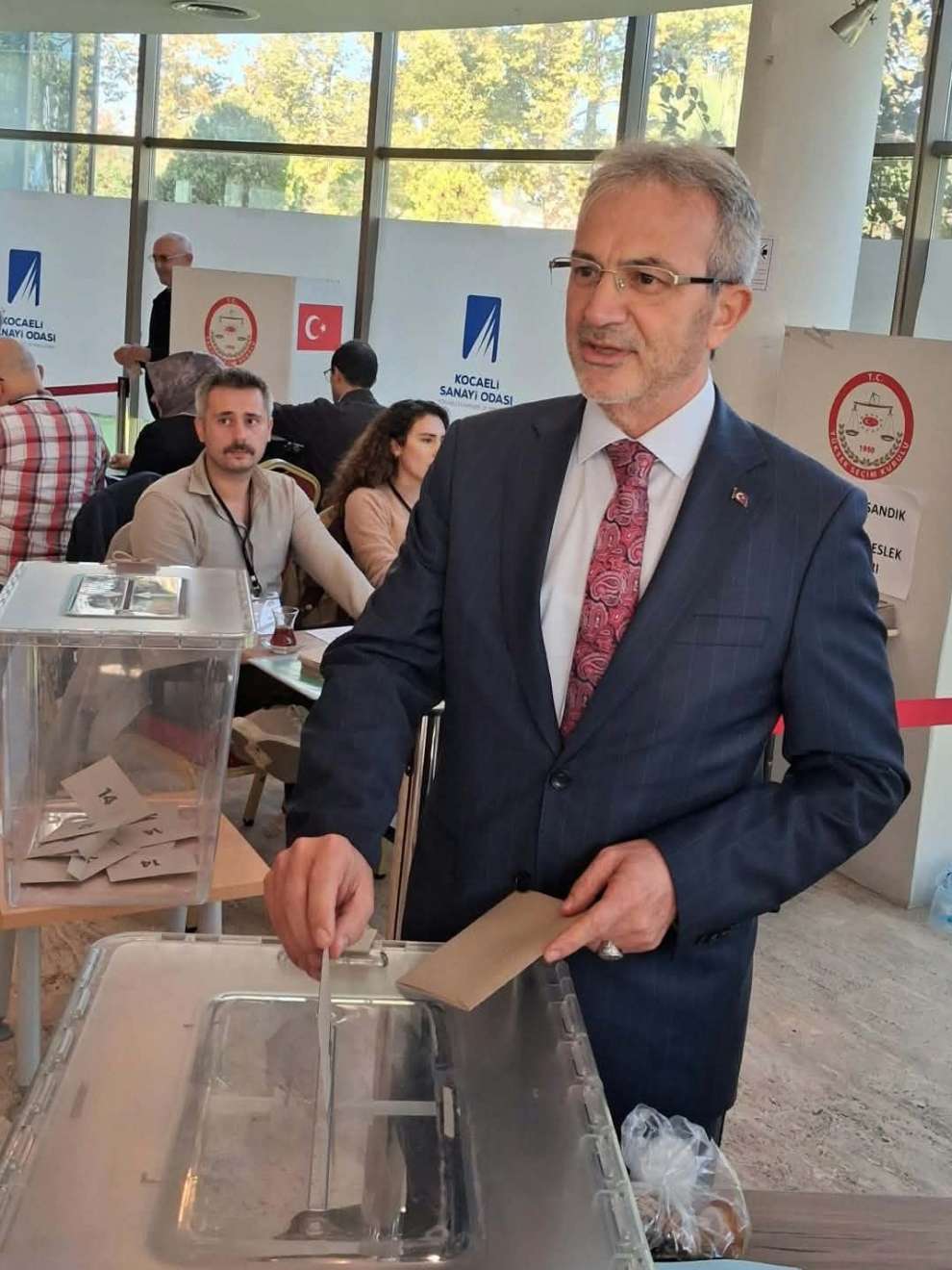 KSO seçimlerinde mavi listeyle yarışan Adnan Köşker, 16 No’lu sandıkta oyunu kullandı.