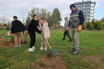 Çayırovalı öğrenciler, fidanları toprakla buluşturdu