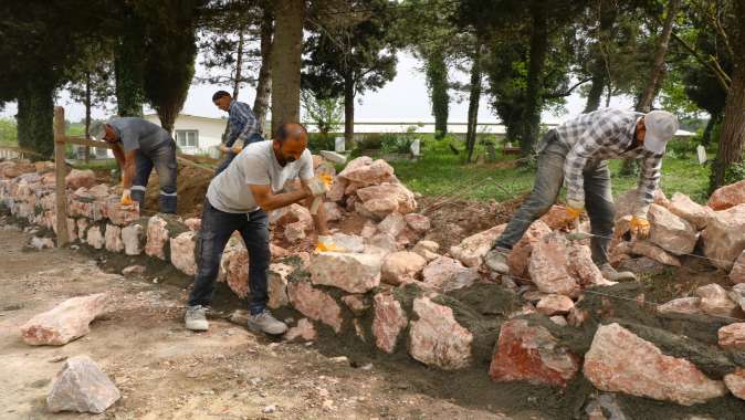 17 mezarlıkta taş duvar ve tel çit yapılıyor