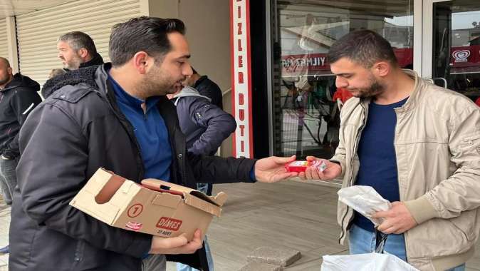 AK Gençlerden işçilere simit ve meyve suyu ikramı