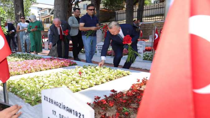 Aktaş ve Büyükakın, dua okudu, karanfil bıraktı