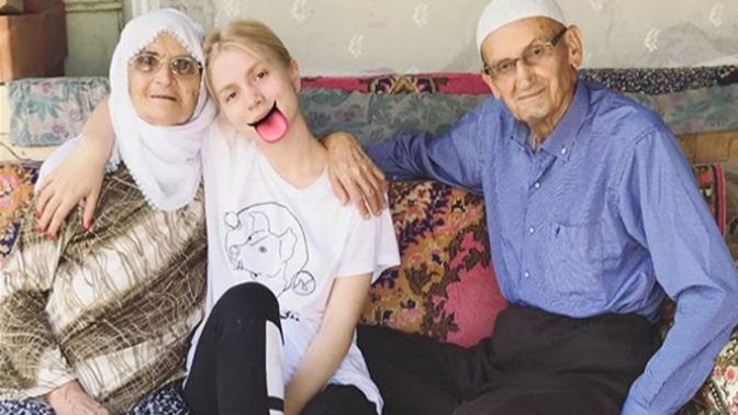 Aleyna Tilkinin Dedesi ve Ninesiyle Fotoğrafı Olay Oldu