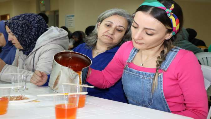 Anne Şehir’den kokulu mum yapımı