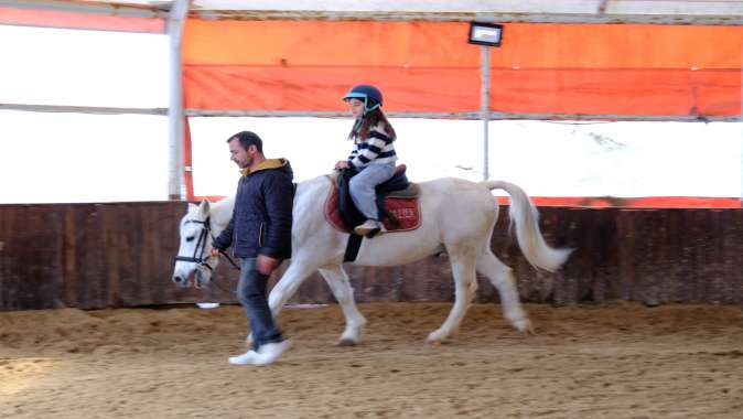 Ara tatili at üstünde geçirdiler