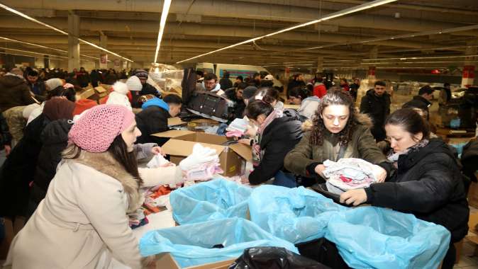 Ayni Yardım Merkezi’nde deprem bölgesine 60 TIR yardım gönderildi