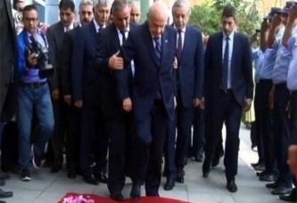 Bahçeli az daha kırmızı halı kurbanı oluyordu