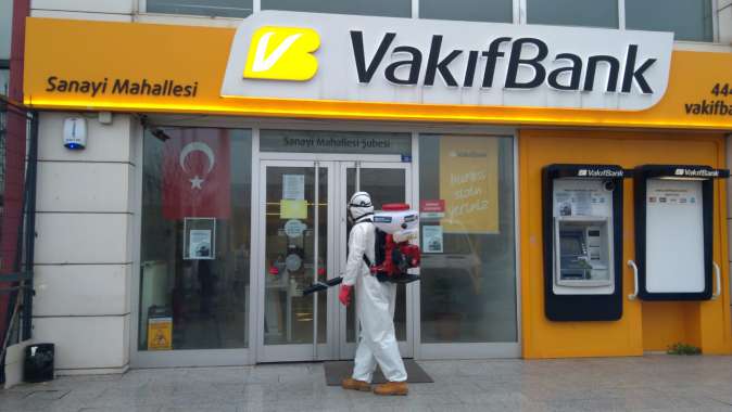 Banka şubeleri ve ATM’ler dezenfekte ediliyor