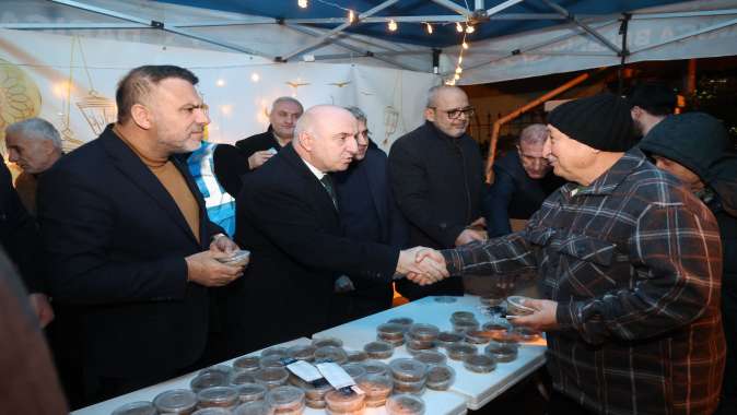 Başkan Bıyık, ilk teravihte vatandaşla buluştu