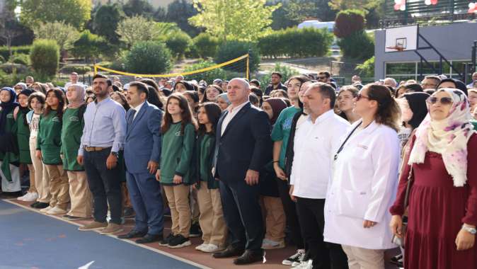 Başkan Bıyık, okulun ilk günü öğrencileri yalnız bırakmadı