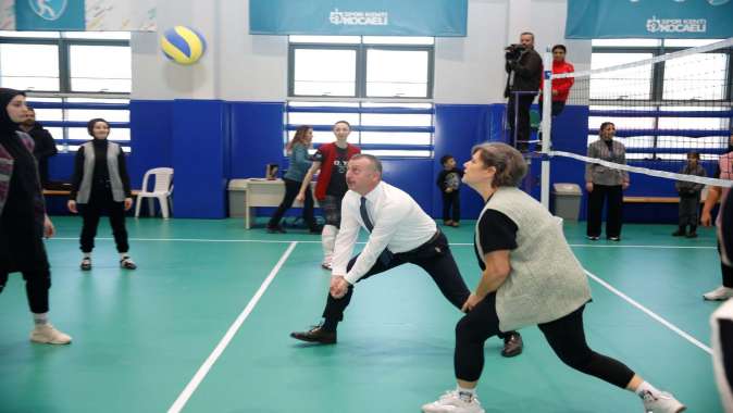 Başkan Büyükakın, kadınların voleybol heyecanına ortak oldu