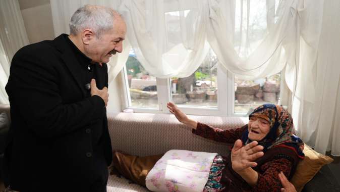 Başkan Büyükgöz’den 100 Yaşındaki Hesna Karaca Teyzeye Ziyaret