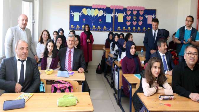 Başkan Karaosmanoğlu, Darıca’da okul ziyaretleri yaptı